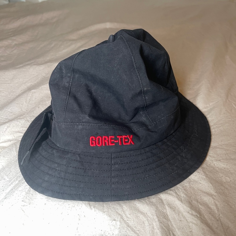 Supreme GORE-TEX Bell Black and Red Weather-Resistant Bucket Hat